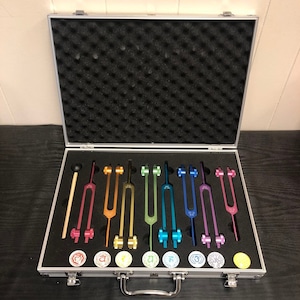 8-teiliges Stimmgabel-Set aus Metall in Regenbogenfarben zur Klangheilung mit individuellen 3D-Chakra-Aufklebern, Stürmer, tragbares Gehäuse