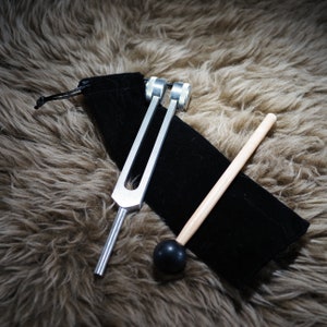 136.1HZ Heart OM Metal Tuning Fork Silver Color with bag and one rubber wooden mallet for sound healing