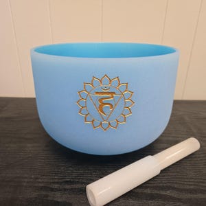 Sol chantant bleu 440 Hz 25 cm (10 po.) avec logo Bol chantant en cristal à hauteur parfaite avec lumière, étui souple, maillet en cristal et joint torique.