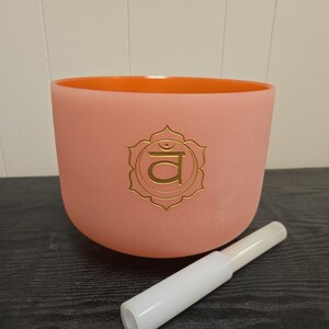 Bol chantant en cristal « Perfect Pitch », 440 Hz, 10 pouces, note D orange avec logo, lumière, étui souple, maillet en cristal et joint torique.