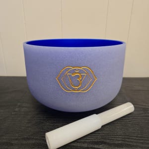 Bol chantant en cristal bleu A Note 440 Hz de 25 cm avec éclairage, sac souple, maillet en cristal et joint torique pour une guérison parfaite du son