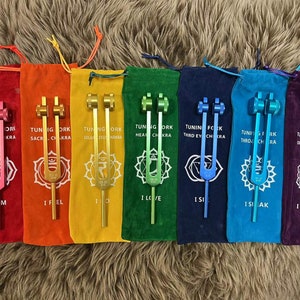 Gewichtete Stimmgabel 7 Chakra + 7 Softbags + 7 Schlägel SET. Klangheilung mit Individuell markierten Chakra Meditationswerkzeugen