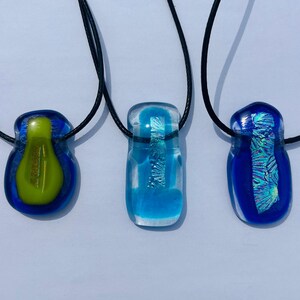 ハンドメイドのフューズドガラスペンダント - ユニークな二色性ネックレス