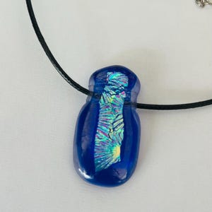 ハンドメイドのフューズドガラスペンダント - ユニークな二色性ネックレス