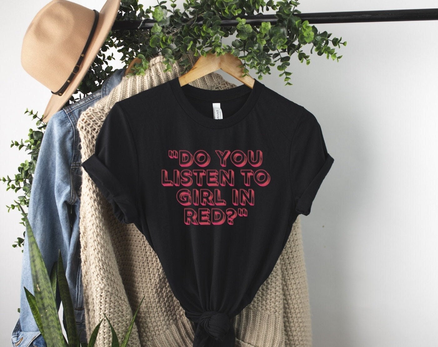 Discover Hörst du Girl In Red | Lesbisches Pride T-Shirt