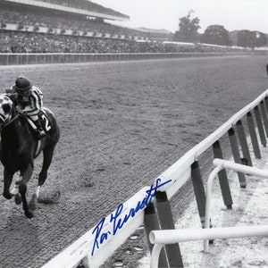 Foto "Mirada atrás" de la carrera Belmont Stakes de 1973 de la Secretaría, 11" x 14", firmada por Ron Turcotte