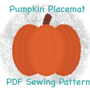 Może przedstawiać: Pomarańczowy wzór podkładki w kształcie dyni z brązową łodygą i kropkowymi przeszyciami. Tekst "Pumpkin Placemat" i "PDF Sewing Pattern" jest turkusowy. Tło jest teksturowane szare i białe.