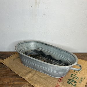 Può includere: Un set di tre tazze in ceramica con finitura opaca e macchiettata. Ogni tazza presenta un colore diverso: azzurro, crema e grigio. Le tazze hanno un design semplice e moderno e un manico comodo.