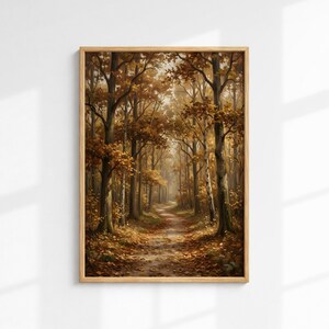 Può includere: Una stampa artistica da parete verticale incorniciata che raffigura un sentiero nel bosco durante l'autunno. La scena presenta alberi alti con fogliame dorato e marrone e un sentiero sterrato coperto di foglie cadute, racchiuso in una cornice di legno chiaro.