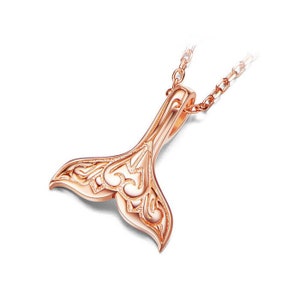 Gravierter Maori-Walschwanz-Anhänger/Halskette. Erhältlich mit 15 3/4-Zoll-Kette mit 2-Zoll-Verlängerung. Massives 925er Sterlingsilber. Rose gold plated