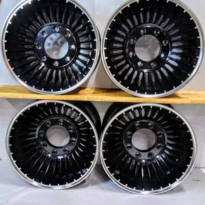 Puede incluir: Cuatro ruedas negras y plateadas de estilo turbina con llanta cromada. Las ruedas tienen un dise&ntilde;o &uacute;nico con una serie de radios que se asemejan a una pala de turbina.