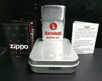 NOWA zabytkowa zapalniczka Zippo Kendall Motor Oil z 1983 r., nowa, nieużywana, w oryginalnej puszce z papierami.