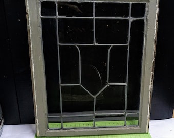 Ventana antigua de vidrio emplomado con escudo central y marco de madera de 75 x 61 cm.