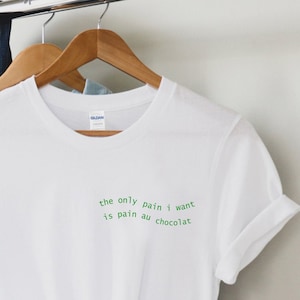 Camiseta "El único dolor que quiero es el pain au chocolat", camiseta con frase divertida, eslogan estético verde, letras onduladas estéticas de Pinterest, camiseta moderna