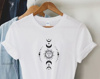 Sun Moon Tshirt, Hemelse Tee, Geschenken voor haar, Sun Shirt, Eén met de zon, Boho Shirt, Vintage Tee, Mystieke Tee, Maan Shirt, Boho