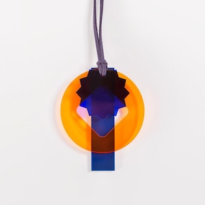 Collier pendentif géométrique en acrylique bleu et orange : cordon en daim réglable