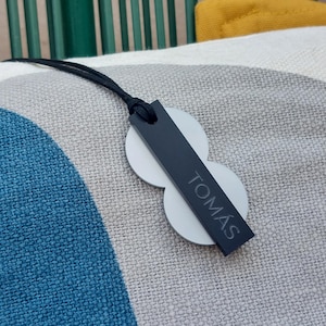 Accesorio personalizado para mochila con nombre, Colgante unisex acrilico plateado y negro, Llavero acrílico con nombre, Detalles para boda