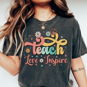 Koszulka nauczycielska, Koszulka nauczycielska Life, Koszulka Teach Love Inspire, Komfortowe kolory, Powrót do szkoły, Groovy Teacher Shirt, Koszulki graficzne dla kobiet