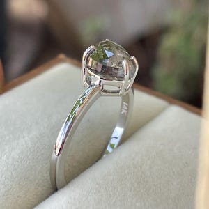 Anel de noivado com diamantes de sal e pimenta: anel de pêra em ouro branco 14k
