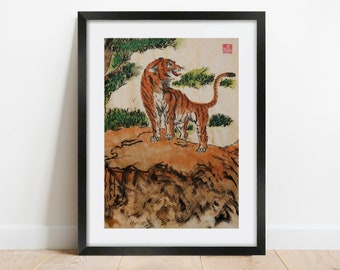 Puede incluir: Una pintura japonesa tradicional de un tigre de pie sobre una roca con un pino detrás. El tigre es naranja y negro con rayas blancas. La pintura está hecha con tinta y acuarela sobre papel.