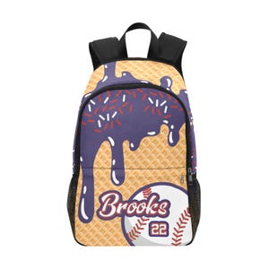 Puede incluir: Una mochila de cono de gofre morado y amarillo con un gráfico de béisbol y el texto "Brooks 22".