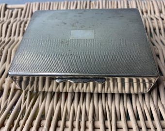 Scatola per sigarette vintage placcata in argento con coperchio tornito a motore