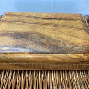 Splendida scatola per sigarette in legno d'ulivo vintage