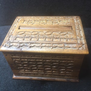 Vintage Scatola di sigarette / dispenser in legno intagliato con fiori e foglie