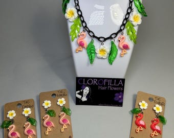 Collar y pendientes de flamenco rosa, plumeria blanca y hoja verde, Tiki Oasis, Tikitaly, pin up, joyas florales, hada, verano, Jamb, Viva Las Vegas