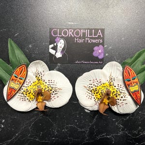 Máscara Tiki con flores para el cabello - Luau hawaiano con orquídeas estilo pin up de los años 50 - Oasis Tiki de la Polinesia - Tikitaly - Surf hawaiano