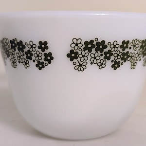 Pyrex Spring Blossom Crazy Daisy Coffee Tea Cup White Green Flowers Milk Glass