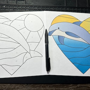 Patrón de vidriera digital (PDF) - Paisaje en forma de corazón con delfines, mar y sol