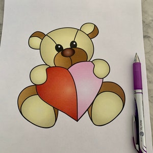 Peut inclure: Un ours en peluche de dessin animé tenant un objet en forme de cœur. Le cœur est moitié rouge et moitié rose. L'ours est brun clair avec des yeux brun foncé et un nez brun.
