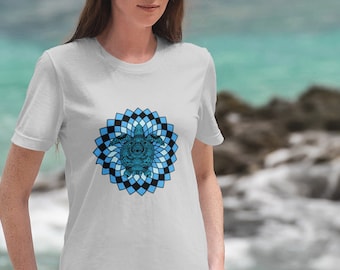 Op de afbeelding: Een wit T-shirt met een blauw en zwart mandala-ontwerp met een schildpad in het midden.