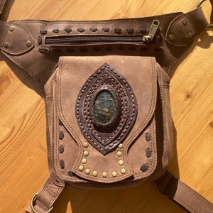 Handgefertigte Gürteltasche aus Leder mit Labradorit-Edelstein und Oberschenkelriemen