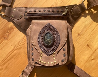 Handgefertigte Gürteltasche aus Leder mit Labradorit-Edelstein und Oberschenkelriemen