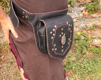 Handgefertigte Gürteltasche aus Leder mit Labradorit Schmuckstein