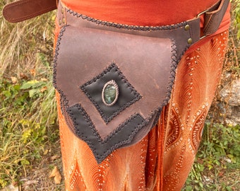 Handgefertigte Leder Gürteltasche mit Labradorit Edelstein, Diamant-Pfeil-Stil