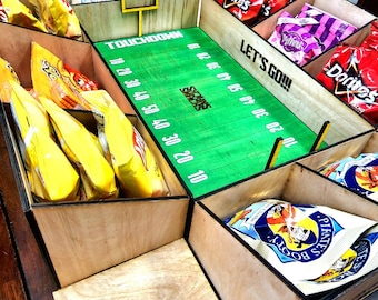 Football Snack Stadium SVG - File in formato SVG tagliato al laser - Football Stadium Tray SVG, Football Game Snack Food Vassoio SVG, centrotavola per feste, gioco di bocce