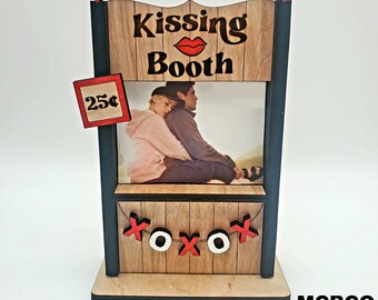 Valentine Kissing Booth Photo Frame file in formato svg - Valentine Tiered Tray Decor svg - taglio laser pronto - file glowforge - regalo di San Valentino in formato svg