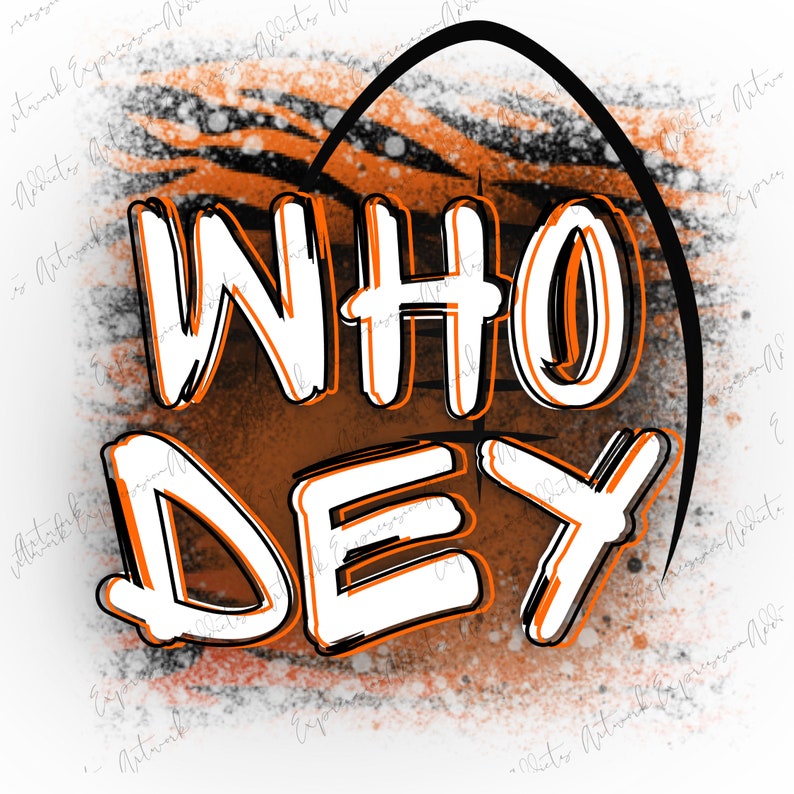 Puede incluir: Dise&ntilde;o gr&aacute;fico con el texto "WHO DEY" en blanco, delineado en naranja y negro. El dise&ntilde;o incorpora un patr&oacute;n de rayas de tigre naranja y negro y un arco negro sobre un fondo blanco.