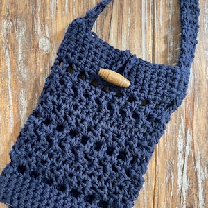 Crocheted crossbody phone pouch