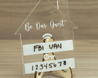 Letrero acrílico personalizado de contraseña de WiFi: bienvenida para invitados con forma de casa