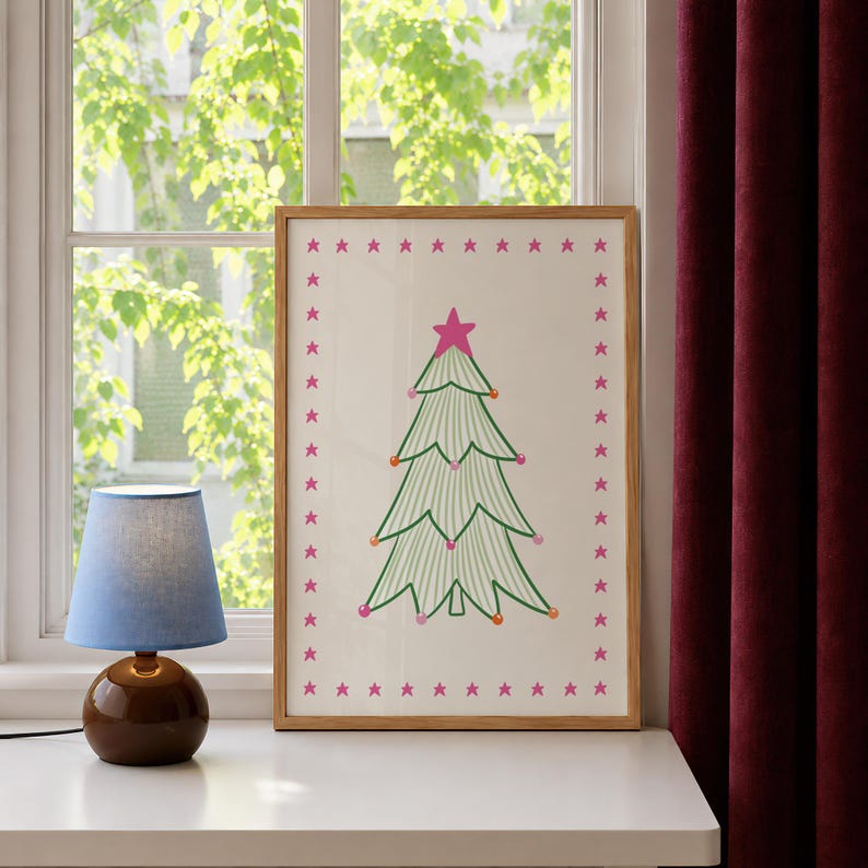 Puede incluir: Una l&aacute;mina enmarcada que muestra un &aacute;rbol de Navidad verde estilizado con l&iacute;neas onduladas, decorado con peque&ntilde;os adornos coloridos y una estrella rosa brillante en la punta, rodeado por un borde de estrellas rosas sobre fondo blanco.