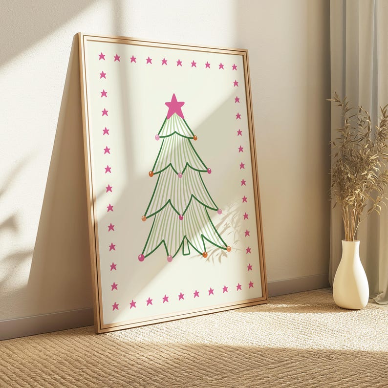 Puede incluir: Una l&aacute;mina de arte enmarcada que muestra un &aacute;rbol de Navidad estilizado de rayas verdes con una estrella rosa en la punta y peque&ntilde;os adornos coloridos. El &aacute;rbol est&aacute; centrado dentro de un borde rectangular de peque&ntilde;as estrellas rosas sobre fondo crema.