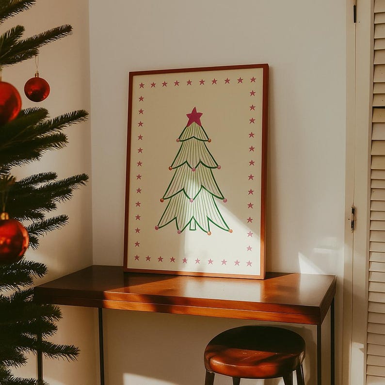 Puede incluir: Una l&aacute;mina de arte rectangular enmarcada con fondo crema, un &aacute;rbol de Navidad central dibujado con l&iacute;neas verdes, coronado por una estrella rosa y decorado con peque&ntilde;os puntos rosas, rodeado por un borde de estrellas rosas.