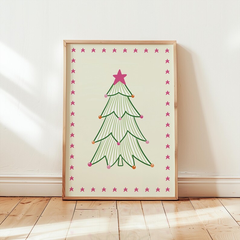 Puede incluir: Una l&aacute;mina decorativa enmarcada que muestra un &aacute;rbol de Navidad estilizado con rayas verdes y blancas, una estrella rosa en la punta y peque&ntilde;os adornos de colores. El dise&ntilde;o est&aacute; bordeado por un marco rectangular de estrellas rosas sobre fondo crema.