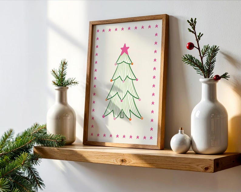 Puede incluir: Una l&aacute;mina enmarcada que muestra un &aacute;rbol de Navidad de l&iacute;neas verdes con una estrella rosa en la punta y peque&ntilde;os adornos coloridos, rodeado por un borde de estrellas rosas. La l&aacute;mina est&aacute; en un marco de madera clara.