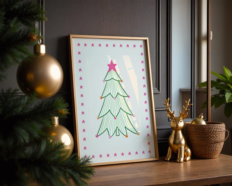 Puede incluir: Una l&aacute;mina enmarcada que muestra un &aacute;rbol de Navidad estilizado con l&iacute;neas verdes, una estrella rosa en la punta y peque&ntilde;os adornos coloridos, rodeado por un borde de estrellas rosas sobre un fondo claro, en un marco dorado fino.