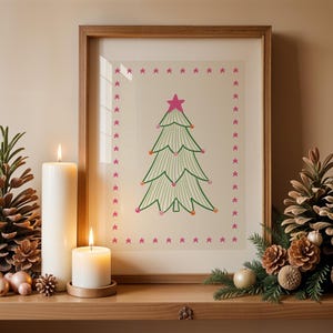 Puede incluir: Una l&aacute;mina enmarcada que muestra un &aacute;rbol de Navidad estilizado con l&iacute;neas verdes, una estrella rosa en la punta y peque&ntilde;os adornos rosas, rodeado por un borde de estrellas rosas sobre un fondo claro, en un marco de madera.